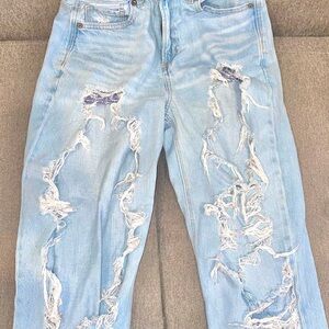 American Eagle Mom Jean Size 2 Ripped light white denim